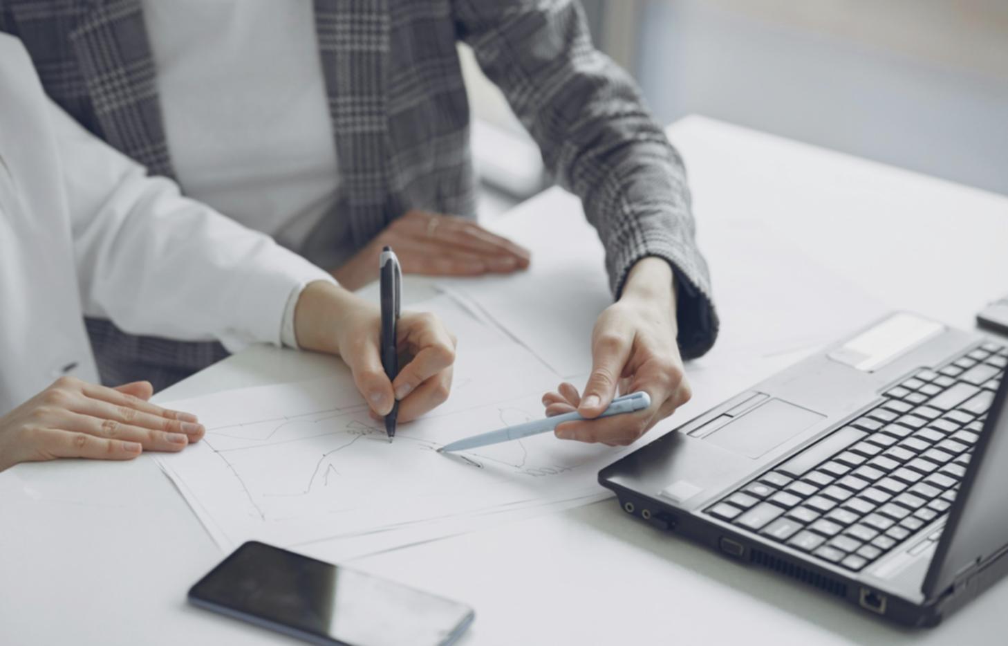 Consultor financiero explicando estrategias de pensión a cliente en oficina profesional